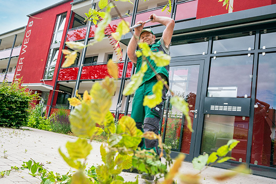 Gartenbauteam der Aufbaugemeinschaft Espelkamp bei der Arbeit im Quartier